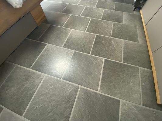 37/ Obergeschoss: Wohnzimmer - Bodenbelag Laminat im Betonstyle