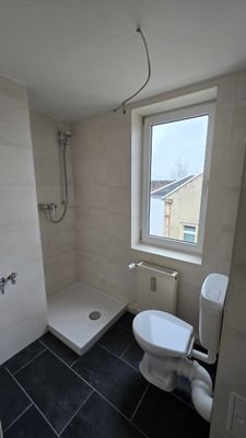 Bad 2 mit Dusche und Waschmaschinenanschluss