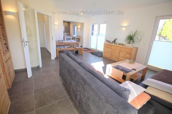 geräumiges Wohnzimmer mit Terrassenzugang