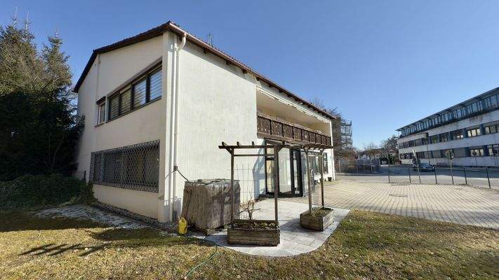 kl. Terrasse beim Eingang