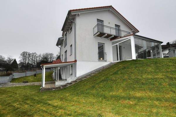 Hausansicht von Westen, schöne Hanglage