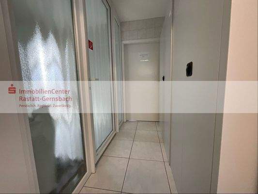 Flur/Durchgang zum Lagerraum im EG