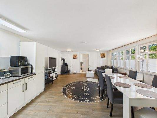 Wohn- und Essbereich mit eigener Küche im Gästebungalow