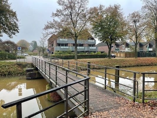 Blick über Fahrradbrücke auf das Wohnhaus