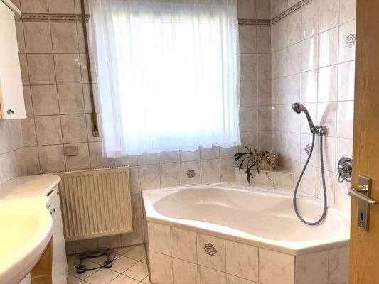 Bad mit Wanne und Fenster