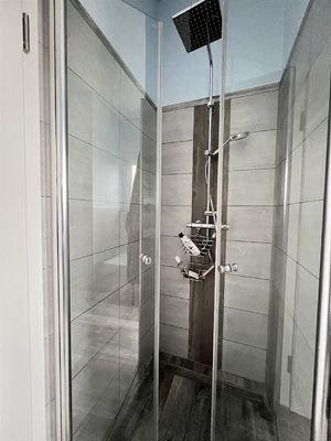 Erstes Bad/WC (Wanne und Dusche)