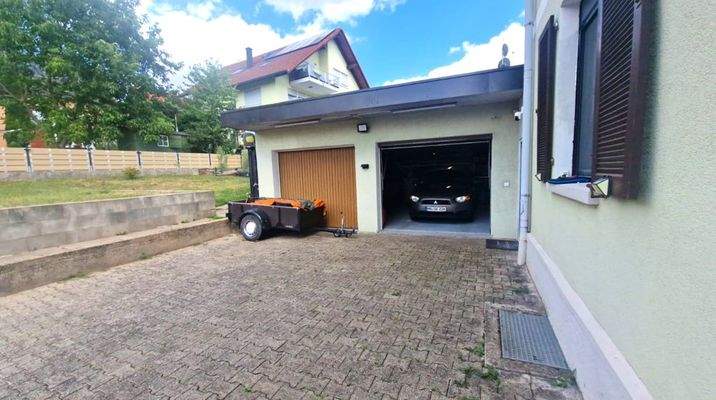 Hof mit Doppelgarage