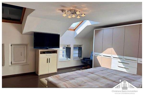 geräumiges Schlafzimmer