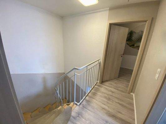 9) Flur, Treppenaufgang