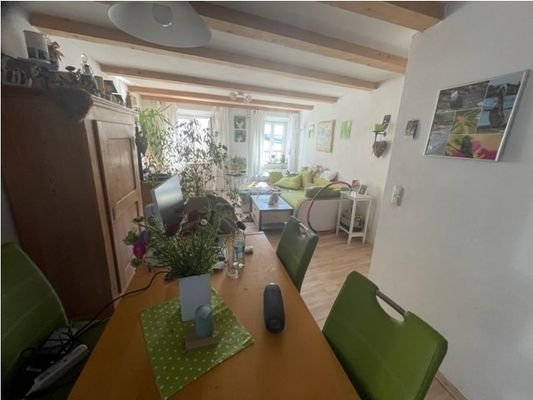 Eßbereich mit Blick ins helle Wohnzimmer 