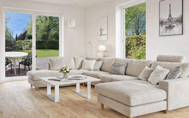 Wohnzimmer mit viel Sonne und Ausgang zur Terrasse