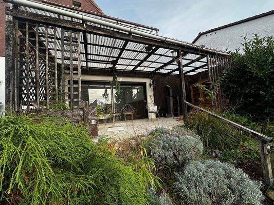 Terrasse hinter dem Haus