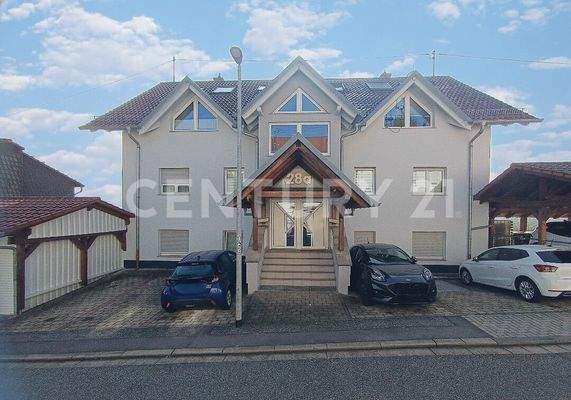 Die wunderschöne Frontansicht der gepflegten Immobilie