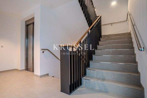 Der komfortable Flur inklusive Fahrstuhl