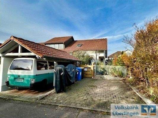 Ansicht Haus mit Carport u. Stellplatz