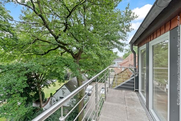 Balkon (4,34m² Grundfläche) mit entspannendem Ausblick ins Grüne.