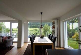 Esszimmer mit Blick ins Grüne