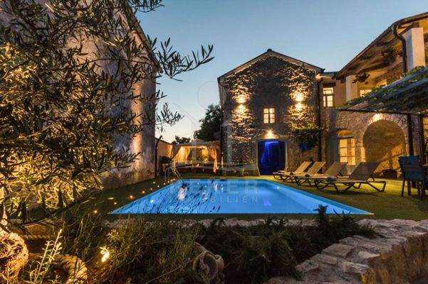 Ein herrlicher Pool schmückt das Exterieur