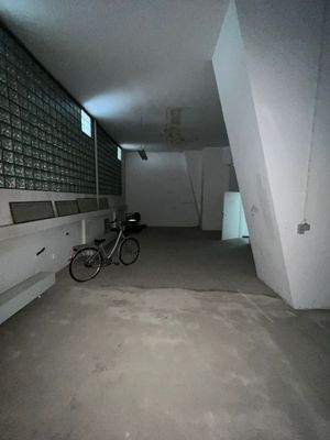 Leerer Lagerraum mit Fahrrad