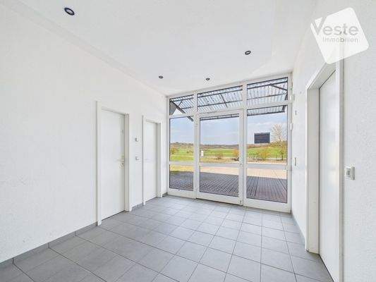 Glasfront am Eingang