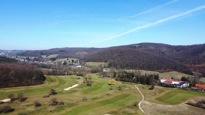 Drohnenaufnahme Richtung Golfplatz