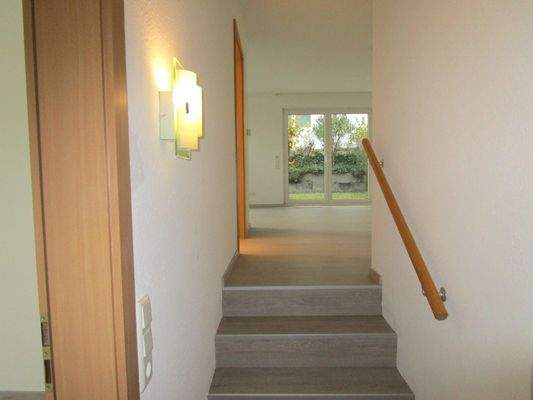 Flur nach oben zu Wohnzimmer und Küche