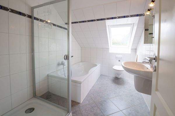 Bad mit Dusche und Wanne im Dachgeschoss