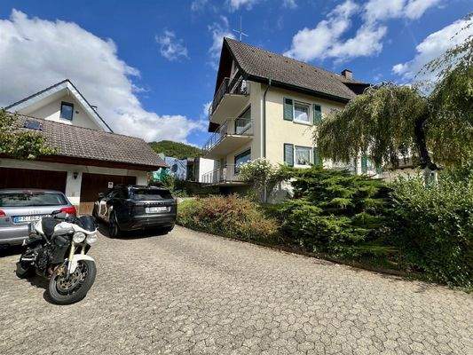 Doppelgarage und weitere Stellplätze am Haus