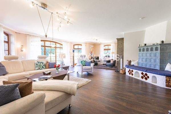 Das lichtdurchflutete Wohnzimmer mit Kachelofen