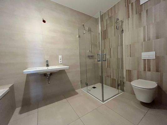 Bad mit Wanne und Dusche