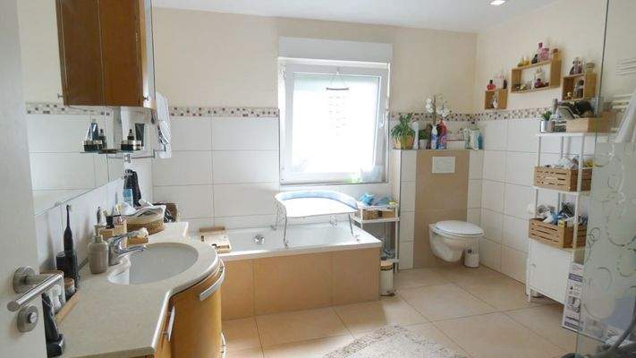 EG: Hauptbad mit Wanne..