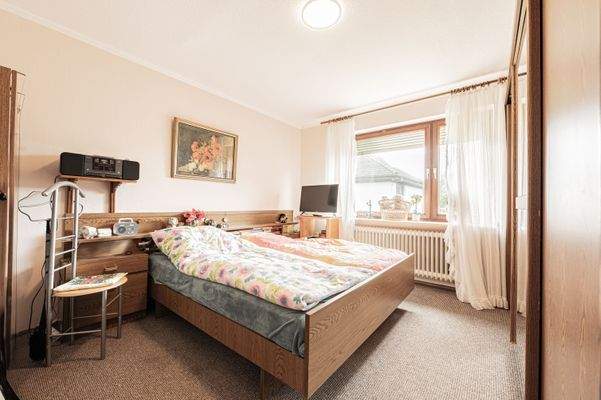 Schlafzimmer mit großem Fenster