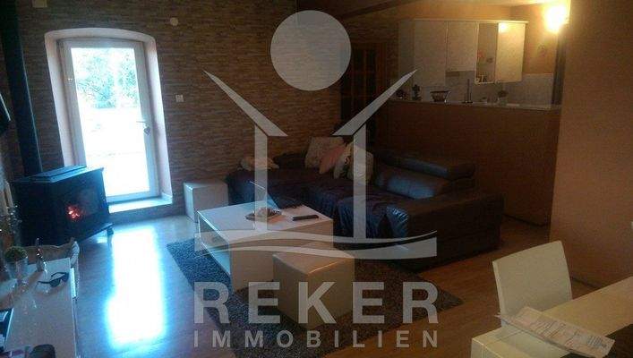 Die Einrichtung strahlt Gemühtlichkeit aus und passt zur ruhigen Lage des Steinhauses.