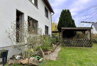 Gartenbereich mit überdachtem Freisitz