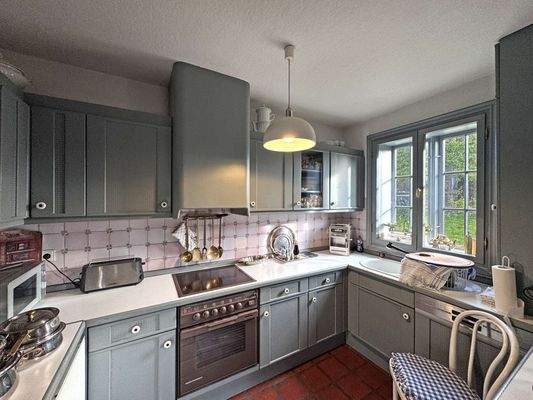 Küche mit Blick in den Garten