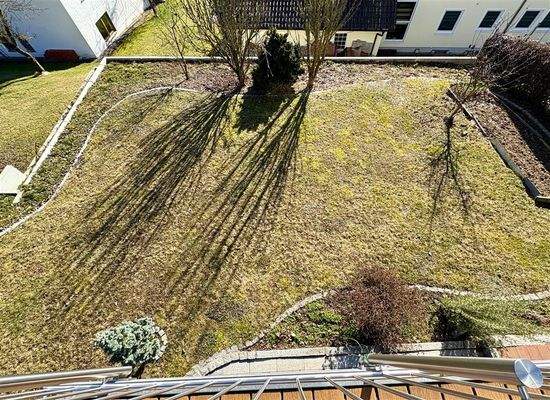 Blick vom Balkon EG in den Garten.jpg