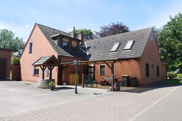 Hofseite mit Sitzecke