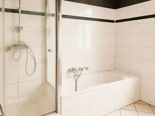 Frisch und sauber. Badewanne und Dusche