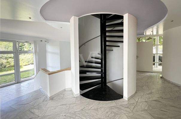 Treppe mit Blick in den Wohn- und Eingangsbereich