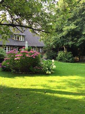 Blick vom Garten zum Haus