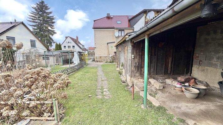 Schuppen im rückwärtigen Bereich