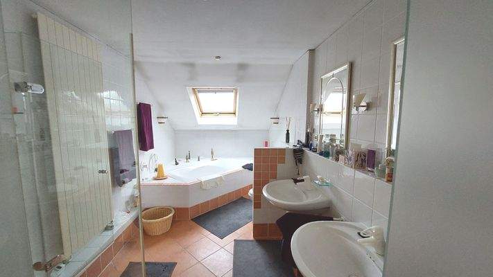 ...mit Eckbadewanne & Dusche