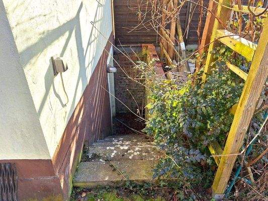 23 Kelleraußentreppe.jpg