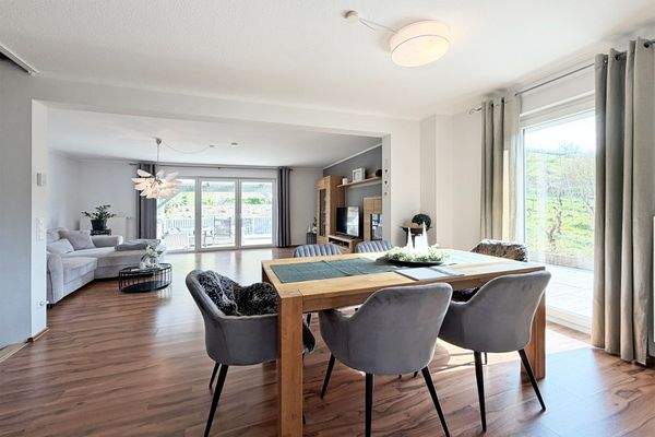 großes, helles Wohn- & Esszimmer