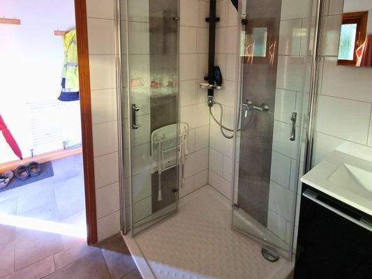 Badezimmer mit Dusche