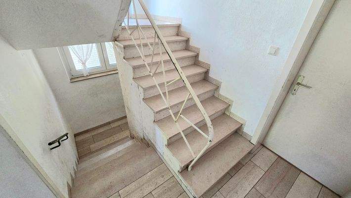 16_Treppe ins Obergeschoss.jpg