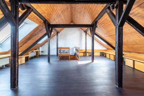 Große Wohnung Dachgeschoss Dachstudio