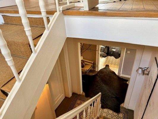 Aufgang mit alten Holzelementen