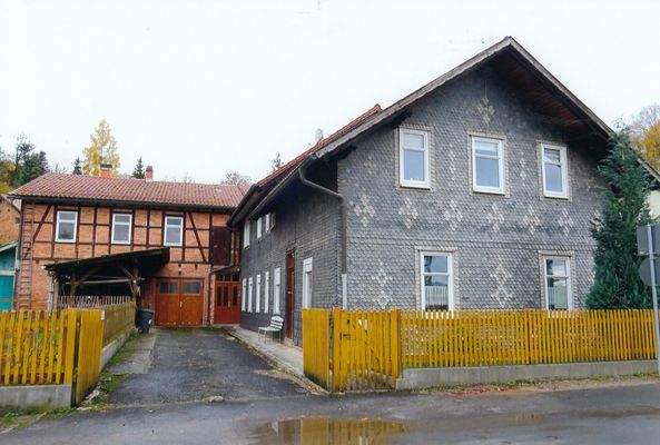 Blick v. Straße aufs Haus