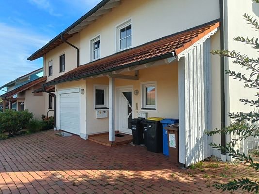 gut aufgeteilte Doppelhaushälfte mit zwei Einheiten Garage und Kfz-Stellplatz in Pfarrkirchen